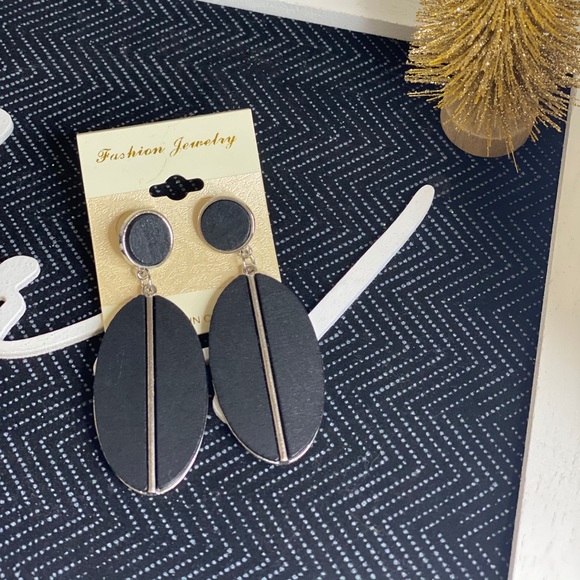 Jewelry - Silver tone wood wood earrings.